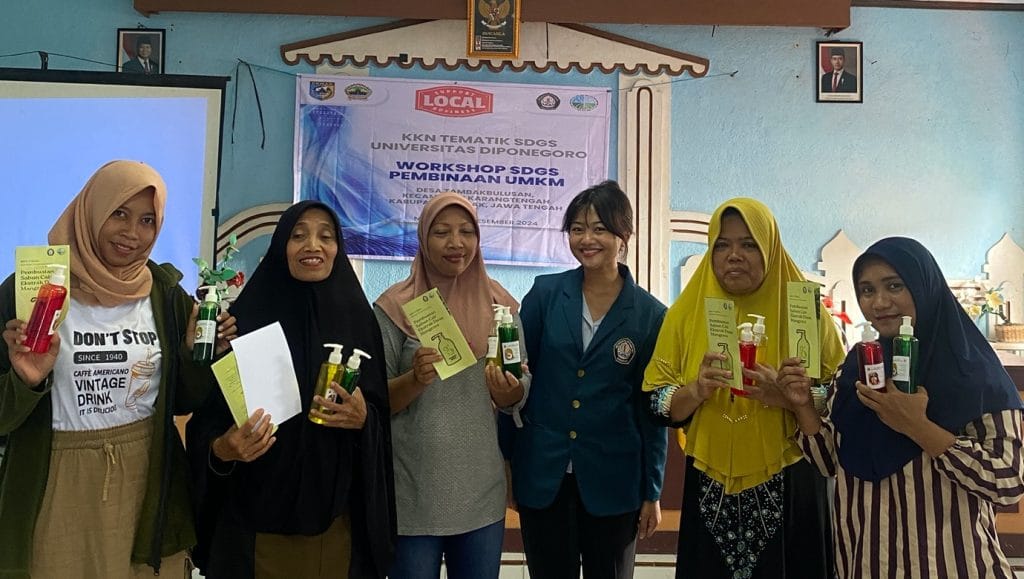 Inovatif! Mahasiswi KKN UNDIP Manfaatkan Daun Mangrove untuk Pembuatan Sabun Cair Ramah Lingkungan di Desa Tambak Bulusan, Demak