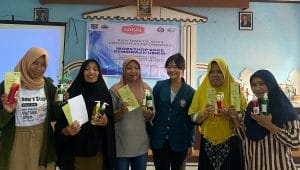 Inovatif! Mahasiswi KKN UNDIP Manfaatkan Daun Mangrove untuk Pembuatan Sabun Cair Ramah Lingkungan di Desa Tambak Bulusan, Demak