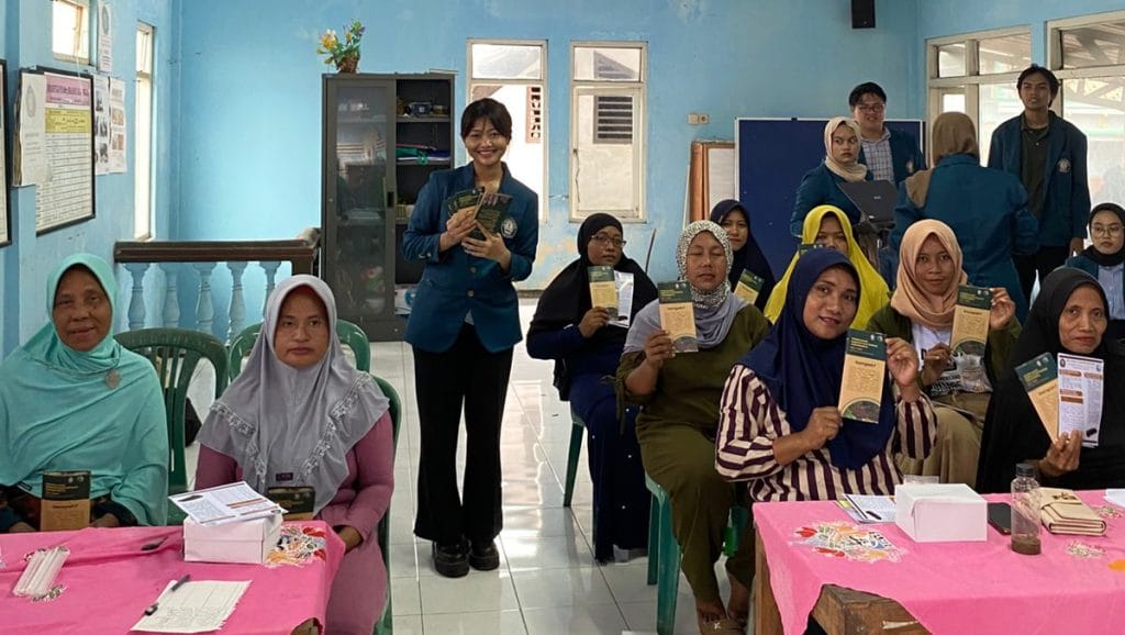 Mahasiswi KKN UNDIP Adakan Edukasi Pemilahan Sampah dan Pemanfaatan Limbah untuk Ibu Rumah Tangga dan Pelaku UMKM di Desa Tambak Bulusan