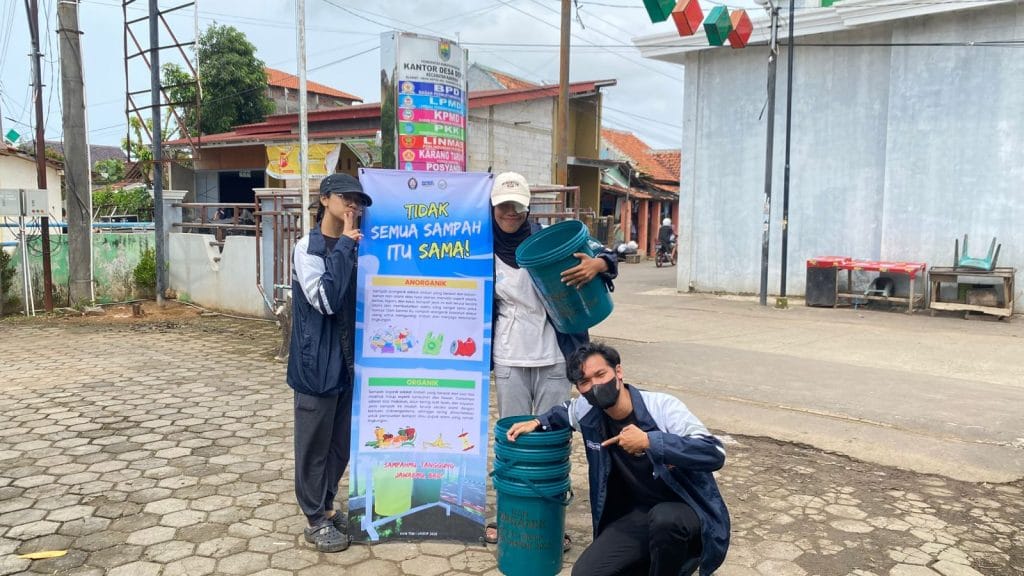 Penyerahan Sampel Desain Tempat Sampah dan Banner ke Balai Desa