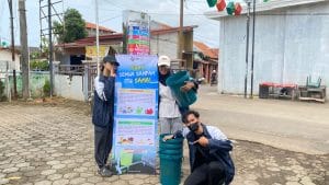 Penyerahan Sampel Desain Tempat Sampah dan Banner ke Balai Desa