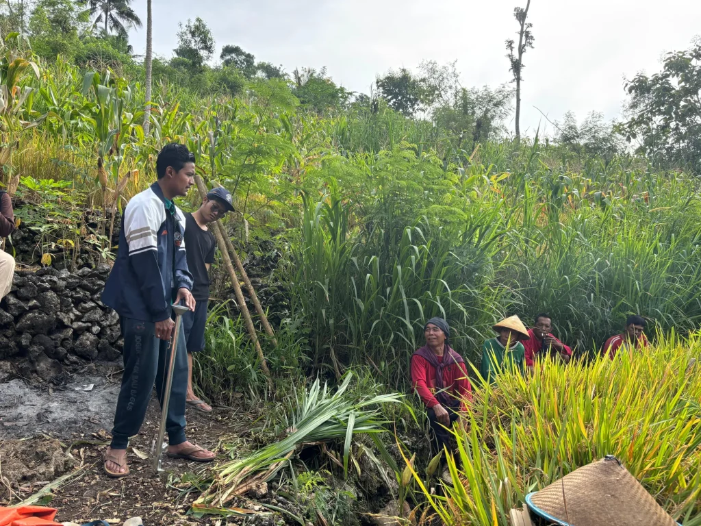 Mahasiswa KKN UNDIP Adakan Pelatihan dan Pemberian Alat Penabur Benih Manual di Desa Pucung