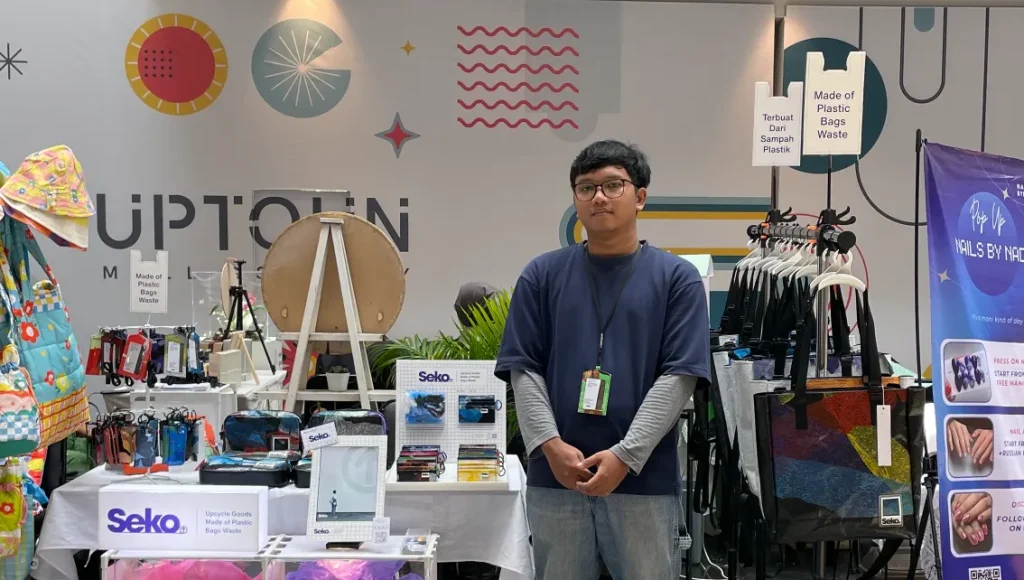 Biandi Zamariz, salah satu pendiri Seko Upcycle, berdiri di depan stand Seko Upcycle, memperkenalkan produk fesyen ramah lingkungan yang terbuat dari sampah plastik daur ulang.
