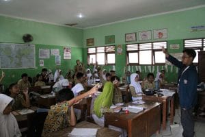 Bersama Telusuri Dunia! Mahasiswa KKN UNDIP Ajak Siswa SDN 1 Pengkol Kenali Keanekaragaman Global