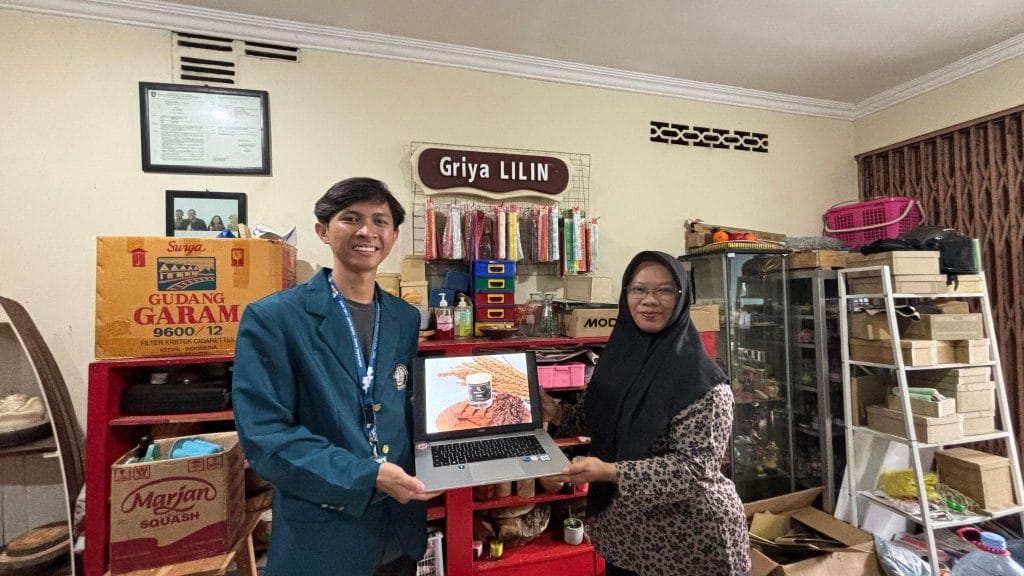 Mahasiswa Ilmu Komunikasi Dampingi UMKM Griya Lilin Tingkatkan Kualitas Foto Produk
