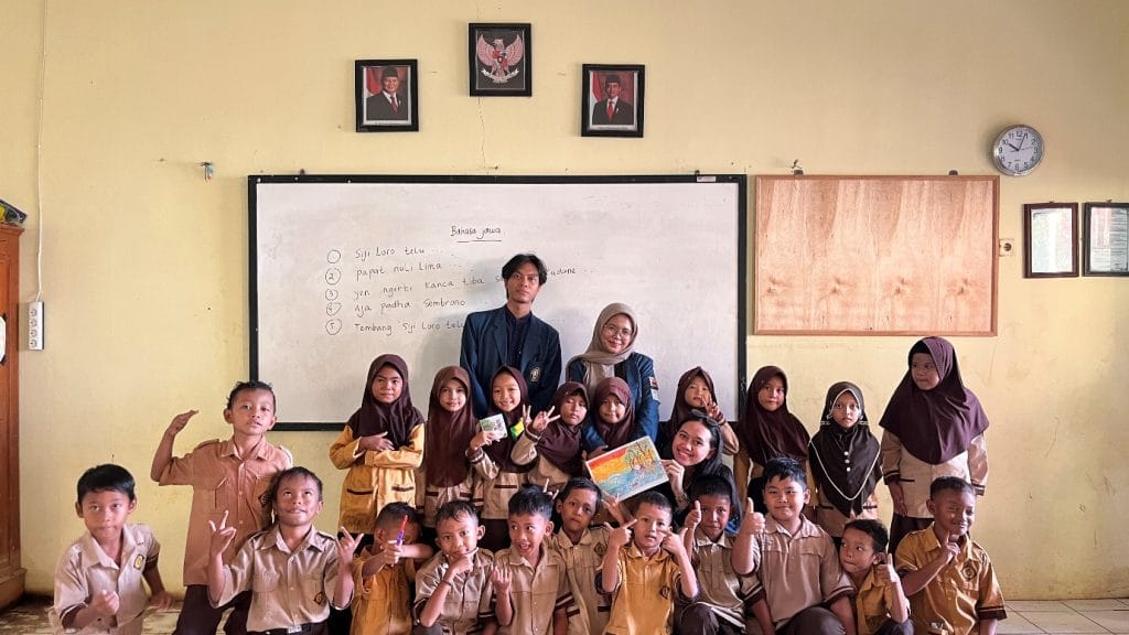 Lewat Kisah Petualangan Riko dan Pohon Ajaib, Mahasiswa KKN Undip Berikan Cara Seru Kenalkan Mangrove dan Banjir Rob pada Anak SDN 01 Tambak Bulusan