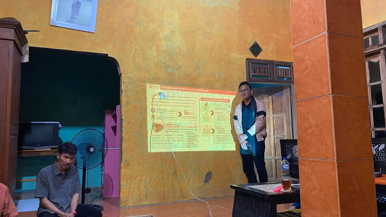 Mahasiswa KKN-T Undip melakukan sosialisasi literasi keuangan OJK pada warga RT.06 di Desa Sukorejo.