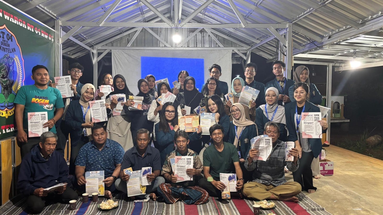 Mahasiswa KKN-T IDBU Tim 45 Undip bersama dengan Warga RW 01 Kelurahan Pakintelan, Kecamatan Gunungpati dalam kegiatan Sosialisasi Kebijakan MDR dan Pembuatan QRIS. (Dok: pribadi)