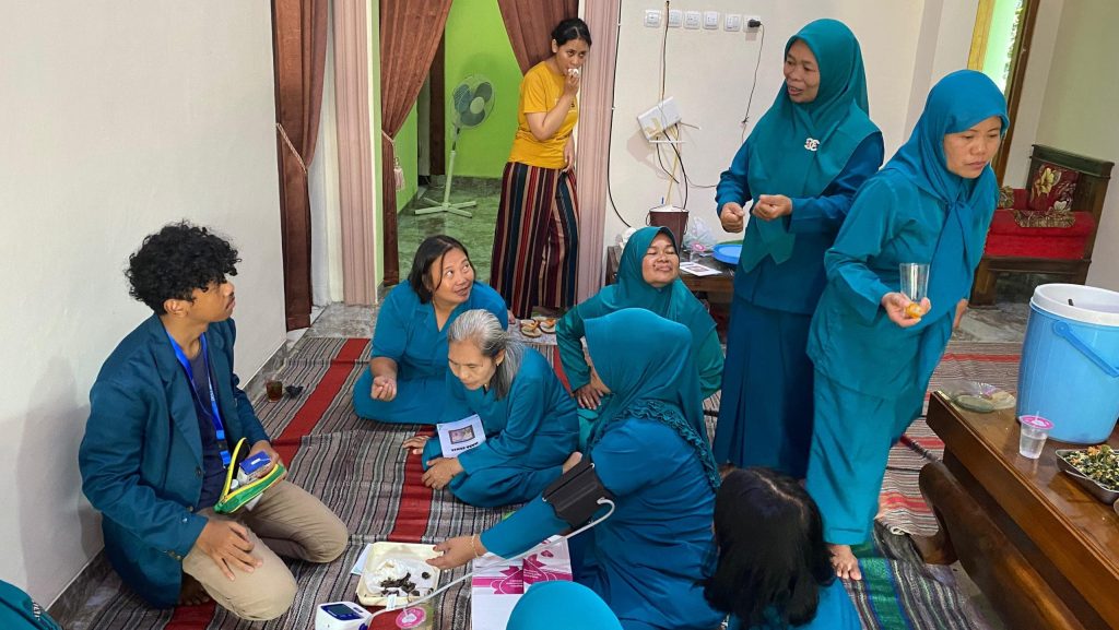 Mahasiswa KKN Undip Tingkatkan Kesadaran Pentingnya Gizi di Usia Tua Lewat Sosialisasi dan Pengecekan Kesehatan