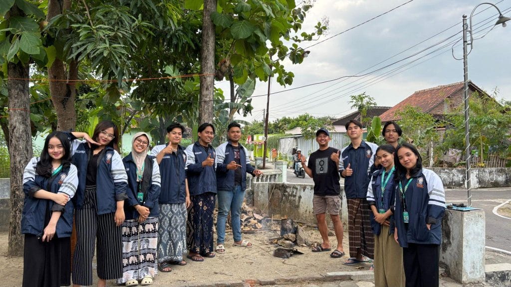 Tingkatkan Peluang Usaha, Mahasiswa KKN-T UNDIP Tim-99 Hadirkan Inovasi Ecoblock (Paving Block dari Sampah Plastik) sebagai Sarana Ekstensifikasi Bisnis BUMDes