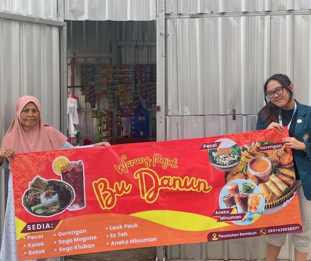 Optimalisasi Branding Warung UMKM Bu Danun, Mahasiswa KKN-T UNDIP Lakukan Pembuatan Banner Promosi