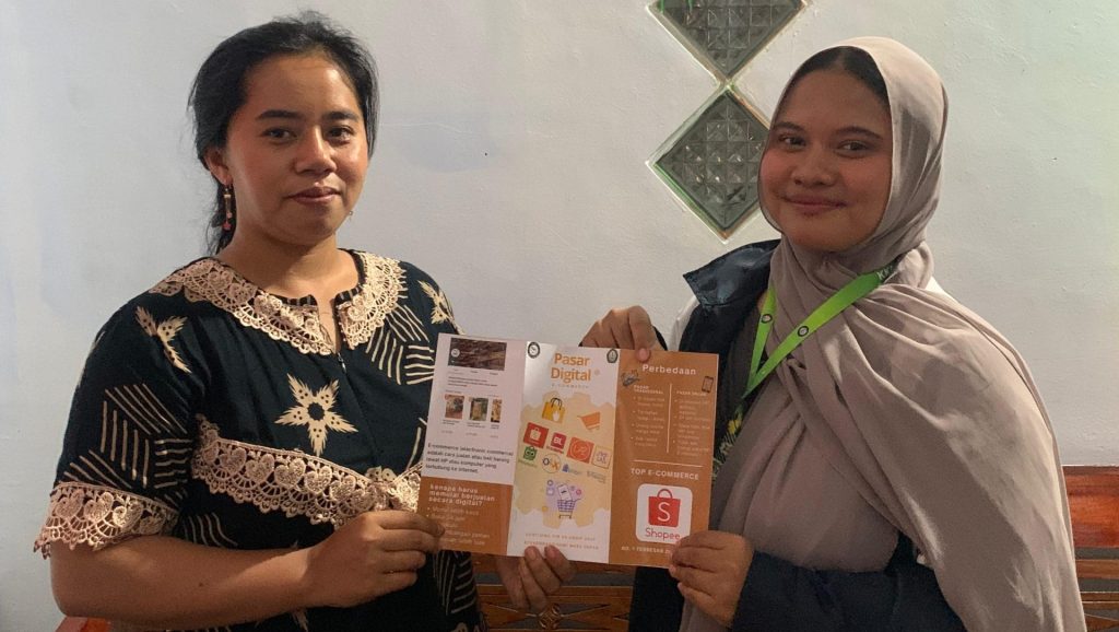 Dukung Digitalisasi UMKM Sibelis, Mahasiswa KKN-T UNDIP Bimbing Warga Bikin Akun E-Commerce