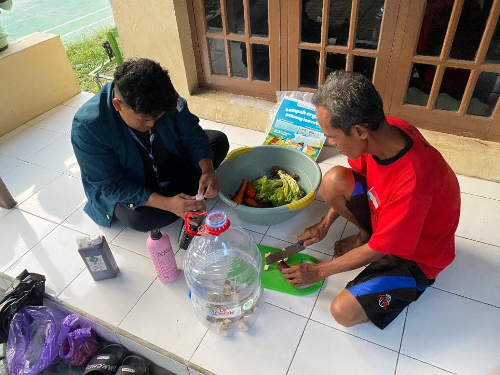 Ubah Sampah Organik Jadi Peluang Inovatif, Mahasiswa Undip Olah Limbah Sayur Jadi Eco Enzym untuk Kolam Lele