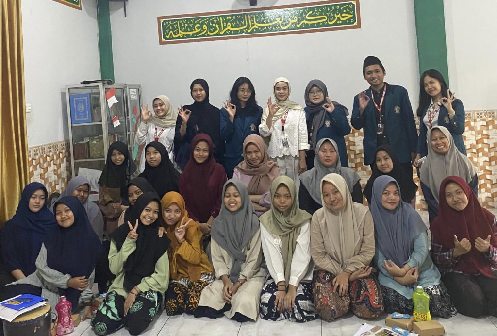 Mahasiswa KKN UNDIP Bekali Santriwati Al-Mubarok dengan “Ilmu Dompet” untuk Masa Depan Mandiri.