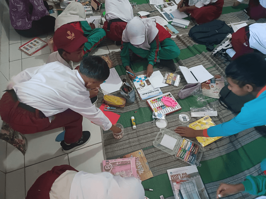 Mahasiswa KKN Literasi UNS 167 dan Perpusnas Wujudkan Budaya Baca Kreatif di Desa Sumberejo