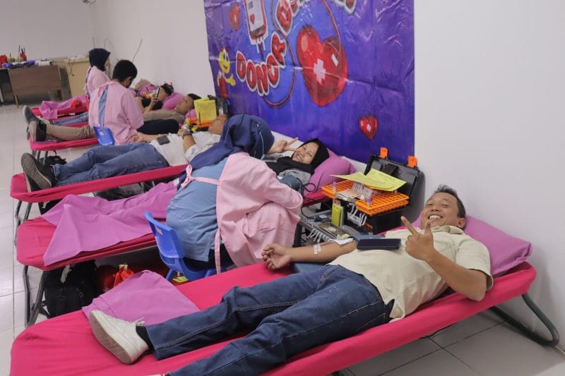Pendonor darah sedang menjalani proses donor darah dalam acara yang diselenggarakan oleh Indomaret Semarang dan PMI Kota Semarang. Acara ini berhasil menarik partisipasi antusias dari karyawan dan masyarakat sebagai wujud kepedulian sosial.