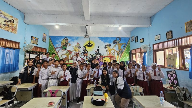 Mahasiswa KKN-T 112 foto bersama siswa kelas 6 SDN Ngemplak Simongan 01, setelah menyampaikan materi Gemari (Gemar Makan Ikan).