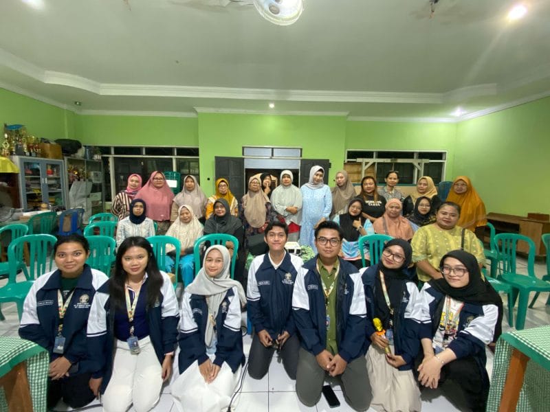 Mahasiswa KKN-T 112 berfoto bersama para pelaku UMKM di wilayah RW 03 Kelurahan Ngemplak Simongan, setelah memberikan sosialisasi terkait pentingnya branding serta regulasi pendaftaran HKI dan PIRT.