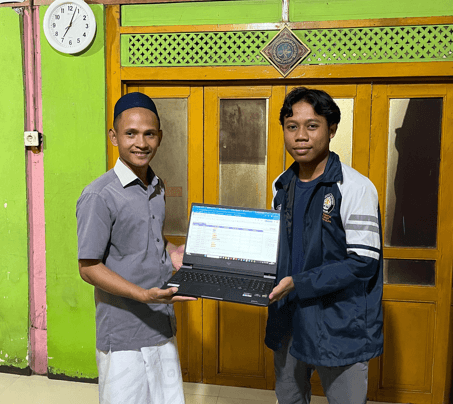 Mahasiswa KKN-T IDBU Tim 13 Undip menyerahkan template spreadsheet digital kepada pengurus bank sampah Desa Sriwulan, Kecamatan Limbangan, Kendal, usai pelatihan digitalisasi data sampah. Program ini bertujuan memudahkan pencatatan dan pelaporan penjualan sampah yang telah dipilah, sekaligus mendorong pengelolaan sampah yang lebih efisien dan berkelanjutan.