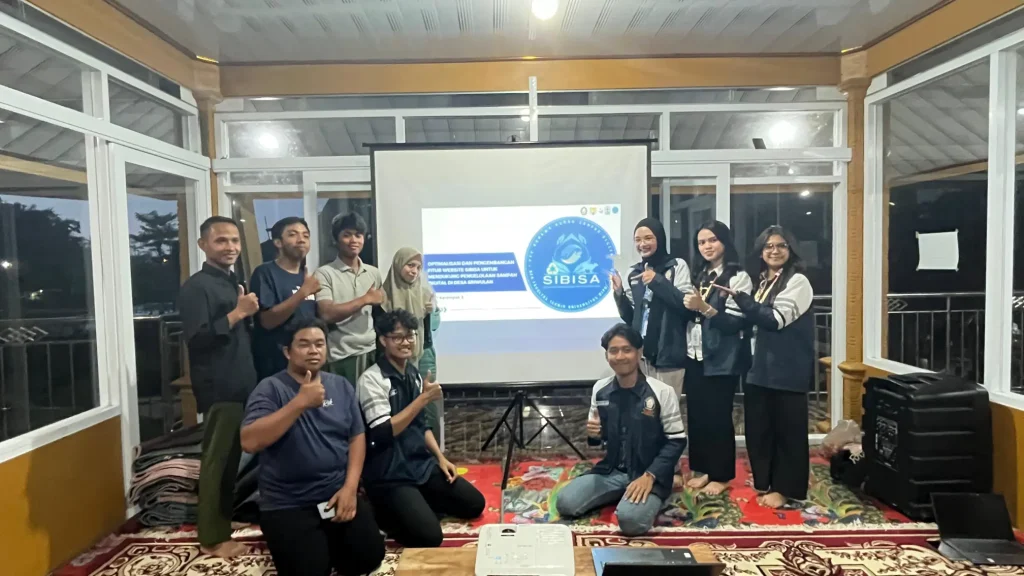 Mahasiswa Undip KKNT IDBU 13 Bantu Penguatan Manajemen Bank Sampah Desa Sriwulan Lewat Platform Digital 