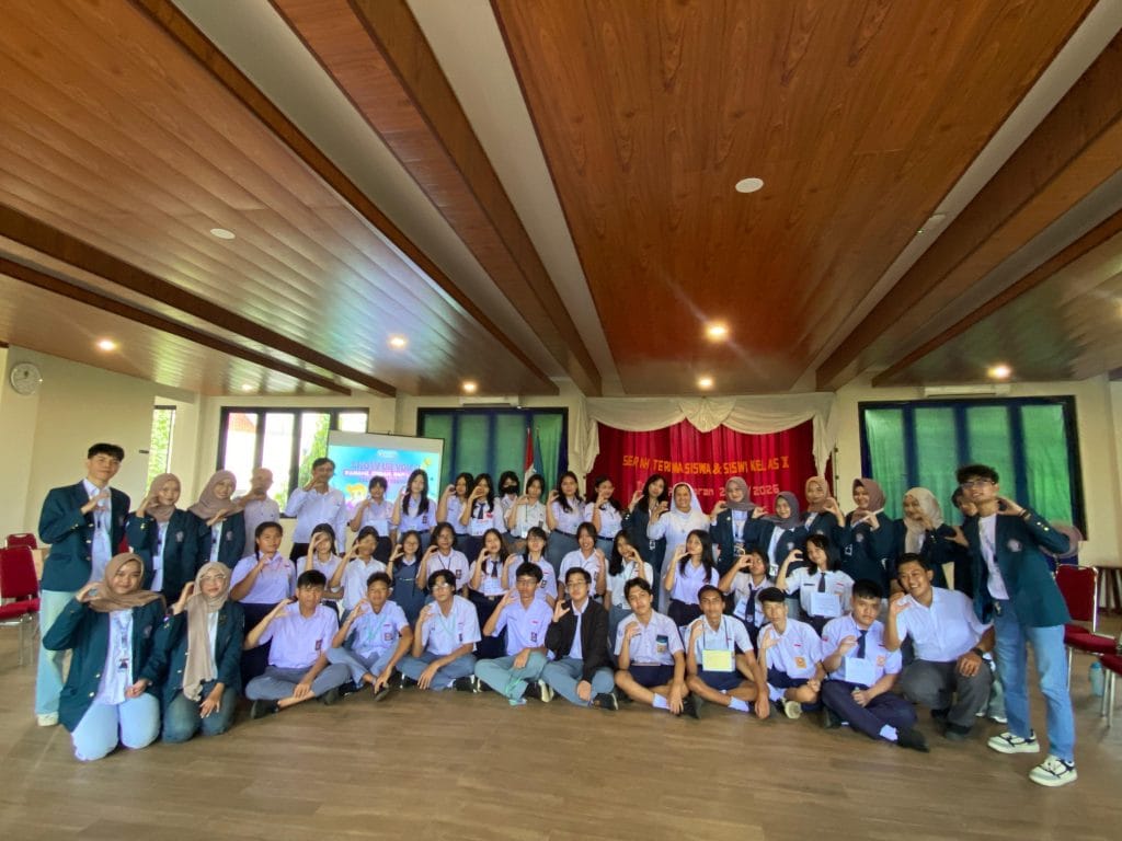 Foto Bersama pada Akhir Kegiatan Sosialisasi Zine : Show Your Voice di SMA Kebon Dalem