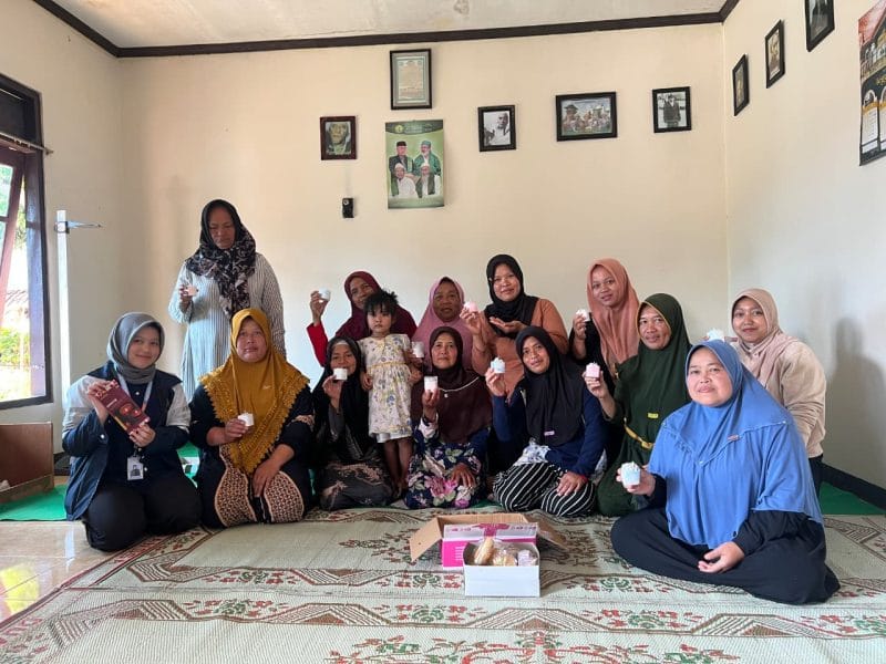 Sesi foto bersama mahasiswa KKN-T Undip dan warga Dusun Tegalroto setelah pelatihan pembuatan lilin aromaterapi (23/07/2025).