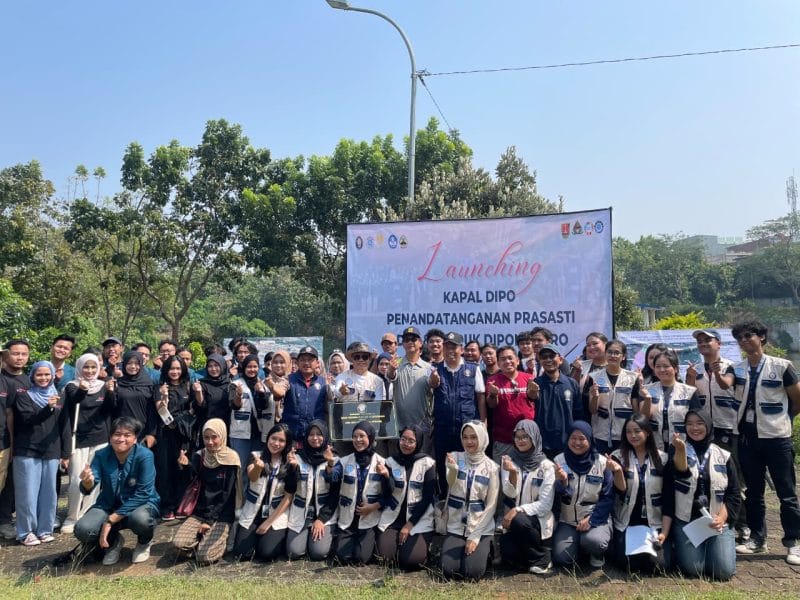 Mahasiswa KKN-T RABUK 154 Undip berfoto bersama akademisi dan perwakilan pemerintah daerah setelah meluncurkan 