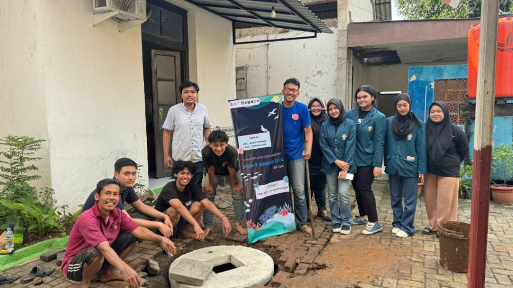 Kolaborasi Mahasiswa KKN-T Rabuk dan Masyarakat, Hadirkan Sumur Resapan Sebagai Solusi Lingkungan Berkelanjutan