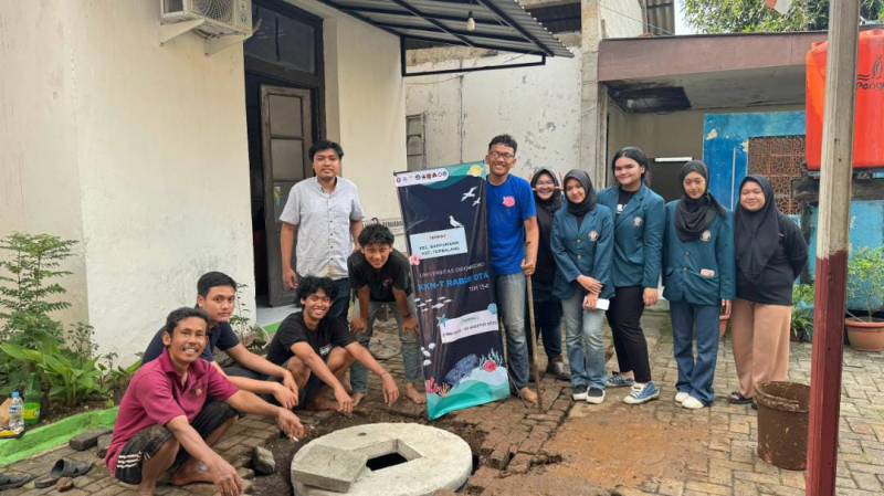 Mahasiswa KKN-T UNDIP berfoto di depan salah satu sumur resapan yang telah selesai dibangun di Kecamatan Tembalang, Semarang, Sabtu (27/7/2025). Program ini merupakan bagian dari kolaborasi Rabuk DTA & Waduk Diponegoro untuk konservasi air dan mitigasi banjir.