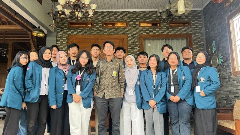 Mahasiswa KKN-T 159 Universitas Diponegoro bersama perwakilan BPJS Ketenagakerjaan Kabupaten Boyolali, pengrajin tembaga, serta perangkat Desa Cepogo berfoto bersama usai kegiatan sosialisasi Keselamatan dan Kesehatan Kerja (K3) dan jaminan sosial ketenagakerjaan. Kegiatan ini menjadi bagian dari program “GARDAKERJA: Gerakan Desa Aman Kerja” yang bertujuan meningkatkan perlindungan kerja bagi pengrajin lokal.