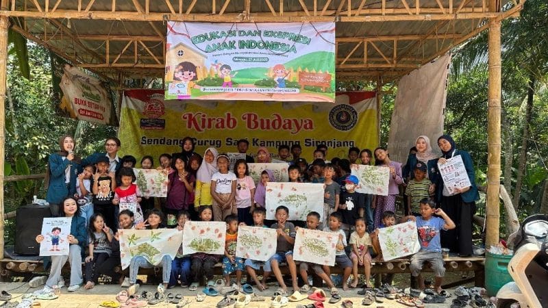 Mahasiswa KKN Undip berfoto bersama anak-anak di Balai Pasar Krempyeng, Semarang, setelah mengadakan kegiatan edukasi dan ekspresi anak. Program ini bertujuan meningkatkan kesadaran anak tentang perlindungan diri dari tindak kejahatan seksual.