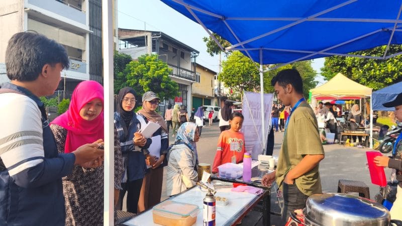 Mahasiswa KKN IDBU 22 UNDIP survei langsung ke tenant-tenant CFD Sikatak bersama Kementerian Agama dan Ibu Rais Nur Latifah selaku pendamping pada Minggu (10/8/2025).