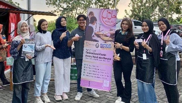 Mahasiswa KKN Undip berfoto bersama di Kantin Fakultas Psikologi, Semarang, setelah sukses menggelar sosialisasi