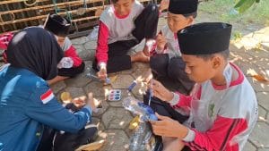 Mahasiswa KKN UNDIP Tingkatkan Kreativitas Pelajar SMP Lewat Pembuatan Pot Recycle