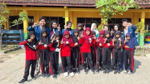 Mahasiswa KKN-T 164 UNDIP Kenalkan Cara Membuat Lilin Aromaterapi kepada Anak SD Desa Loireng