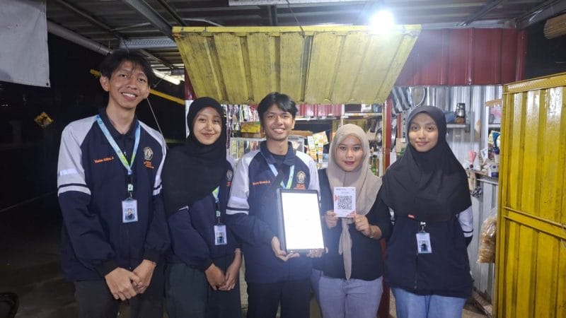 Mahasiswa KKN Undip Tim 67 Kelompok 3 berfoto bersama di Desa Sangubanyu, Batang. Mereka berkolaborasi dalam berbagai program untuk memberdayakan UMKM lokal, mulai dari sosialisasi QRIS dan pembukuan, hingga rebranding dan pemasaran digital.
