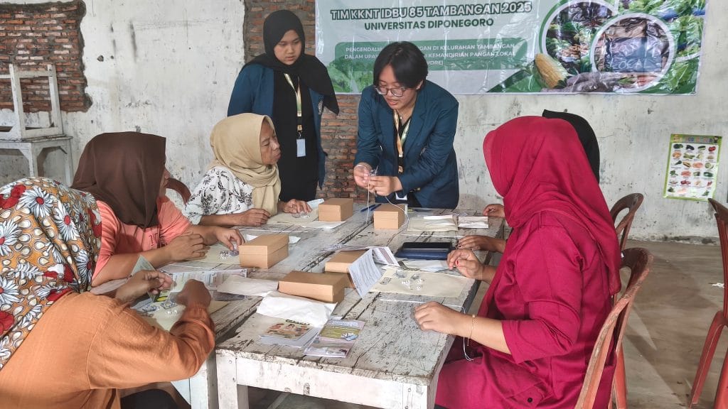 KKN-T IDBU Tim 85 UNDIP Ajak Ibu-Ibu RW III Tambangan Ubah Limbah Plastik Jadi Aksesori Bernilai Lewat Art Therapy