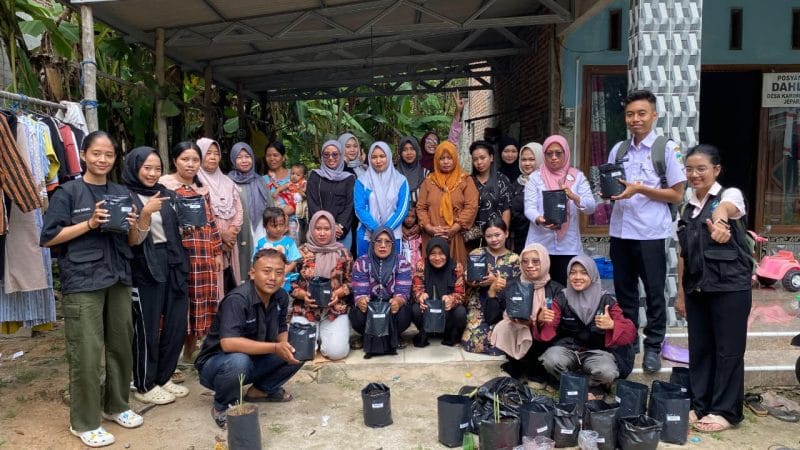 Mahasiswa KKN Universitas PGRI Semarang Kelompok 4 berfoto bersama ibu-ibu posyandu di Dusun Cikmas. Kegiatan ini merupakan bagian dari sosialisasi 