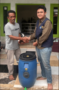 Mahasiswa KKN UNDIP Lakukan Pengadaan Drum Composter untuk Wadah Alat Pupuk Organik Cair