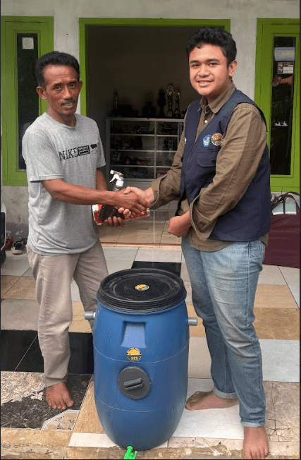 Penyerahan Drum Composter Wadah Pupuk Kompos Cair Kepada Ketua Kelompok Omah Tani.