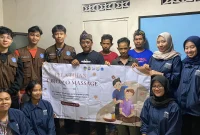 Mahasiswa KKN Tematik Universitas PGRI Semarang (UPGRIS) berfoto bersama warga Desa Bergaskidul, Kabupaten Semarang, setelah melaksanakan pelatihan Circulo Massage. Program ini bertujuan membekali warga dengan keterampilan pijat profesional sebagai modal untuk memulai usaha mandiri.