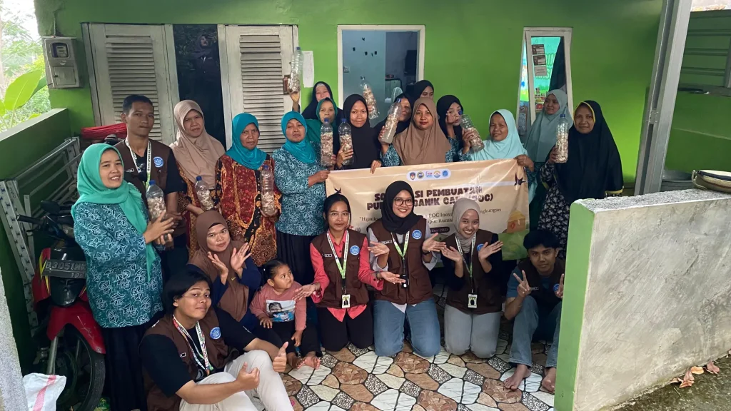 Olah Kulit Bawang jadi Pupuk Organik Cair, Mahasiswa KKN UPGRIS 27 Sosialisasikan Ramah Lingkungan di Desa Bergas Kidul