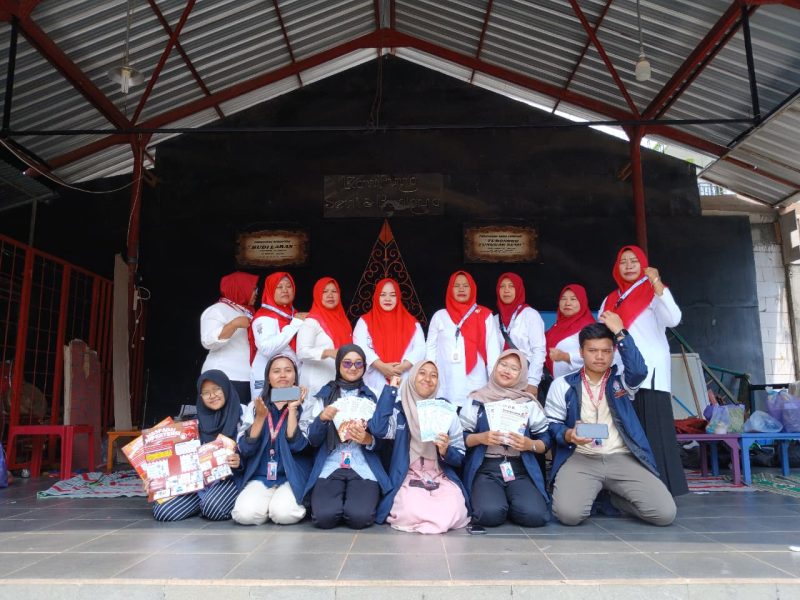 dokumentasi bersama posyandu RW 04 Jurang Blimbing dan Tim KKN IDBU 22