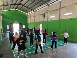 A group of people in a gym AI-generated content may be incorrect.