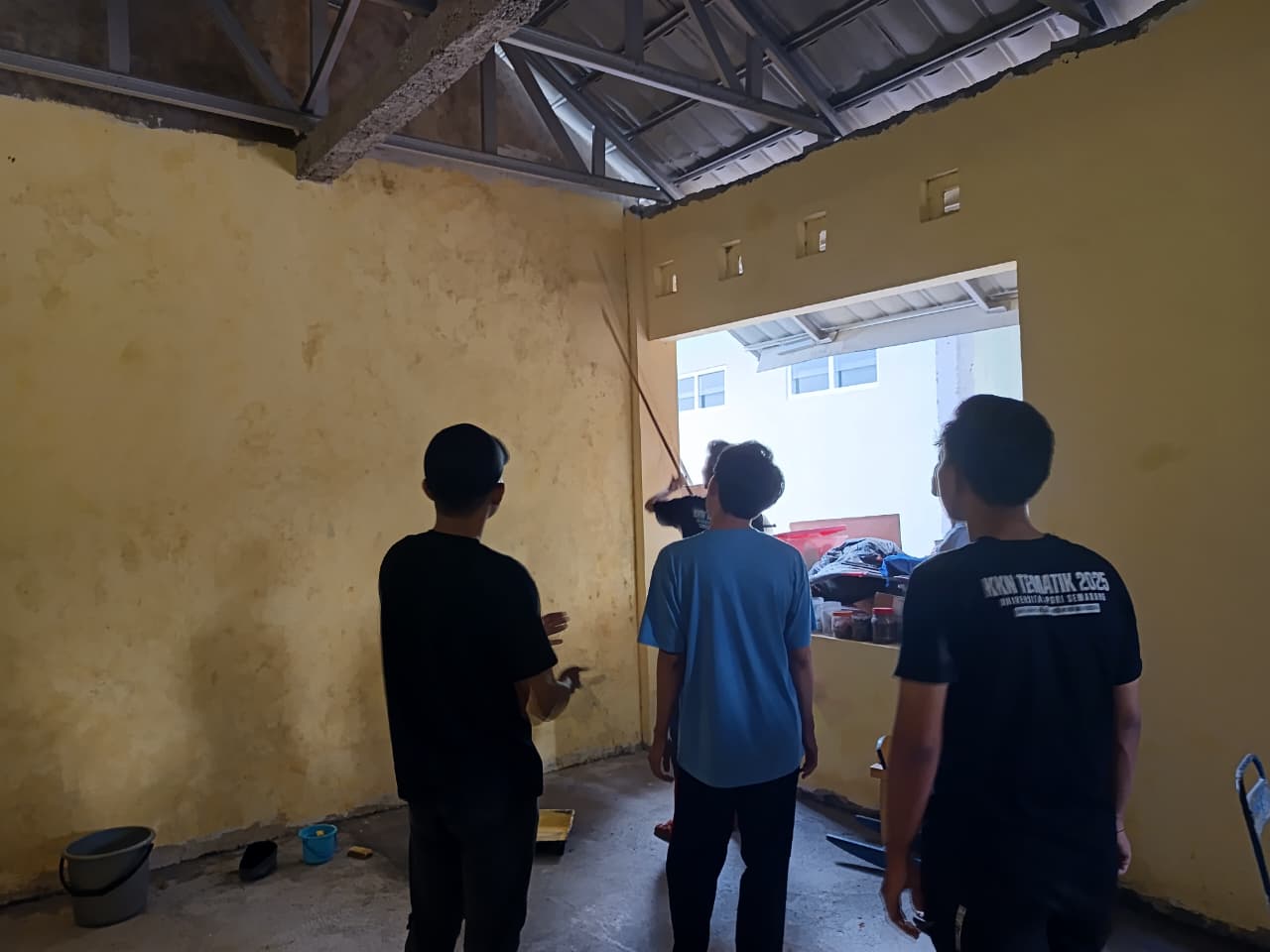 A group of people standing in a room AI-generated content may be incorrect.