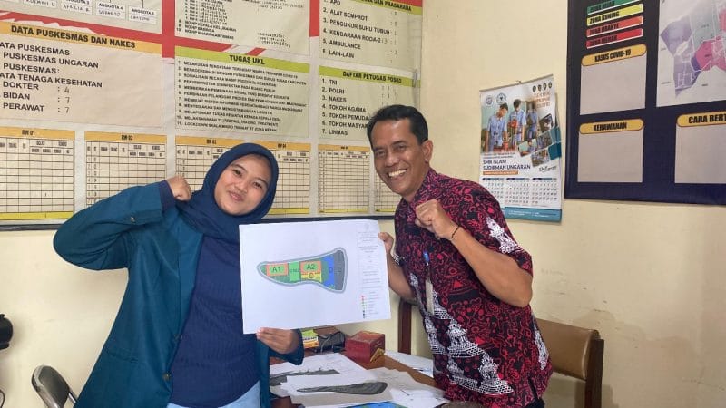 Mahasiswa KKN Tematik Universitas Diponegoro (UNDIP) menyerahkan hasil rancangan desain 2D tata ruang lahan potensial kepada perwakilan Kelurahan Langensari, Ungaran Barat. Desain ini dibuat menggunakan aplikasi AutoCAD sebagai dokumen acuan untuk pengembangan wilayah yang terarah dan berkelanjutan.