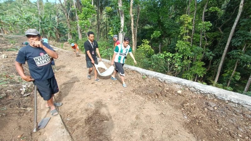 Suasana kerja bakti mahasiswa KKN kelompok 31 bersama warga dusun begajah Foto: Moh. Habil Asshidiqi