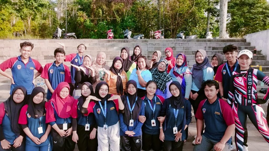 Sehat dan Kompak, Mahasiswa KKN UPGRIS & Kelompok Senam THREEFA Gelar Aerobik di Alun-Alun Ungaran Timur