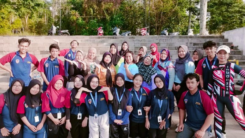 Mahasiswa KKN UPGRIS berfoto bersama Kelompok Senam Threefa setelah sukses menggelar senam aerobik di Alun-Alun Ungaran Timur, Semarang. Acara ini merupakan wujud kolaborasi mahasiswa dengan masyarakat untuk membangun pola hidup sehat dan kebersamaan.