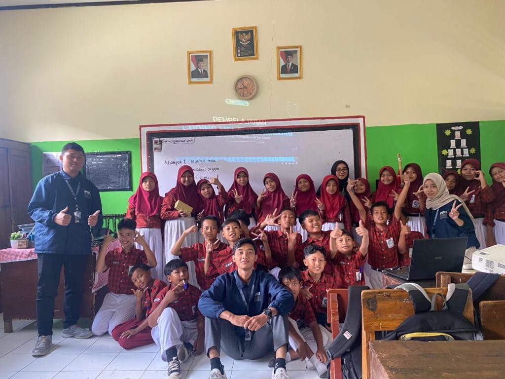 Mahasiswa KKN-T UPGRIS Kelompok 15 Kenalkan Coding dan Mendorong Literasi Digital Sejak Dini di SDN Candirejo